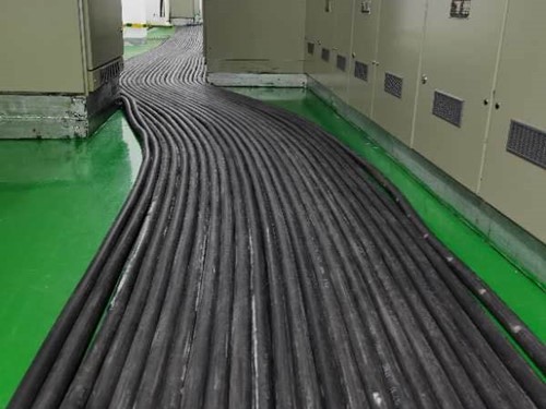 沁水如何根据理论计算公式计算温度对特定电压测量结果的影响？